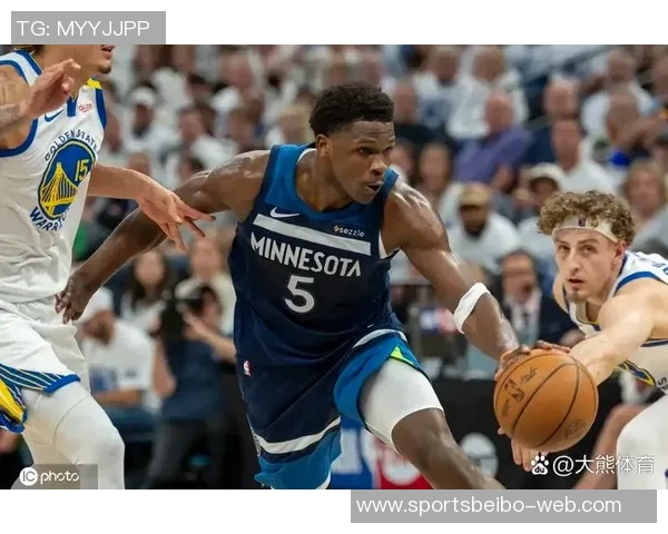 爱德华兹重返亚特兰大客场比赛祖父身穿森林狼装备全力支持 爱德华兹重返亚特兰大客场比赛祖父身穿森林狼装备全力支持